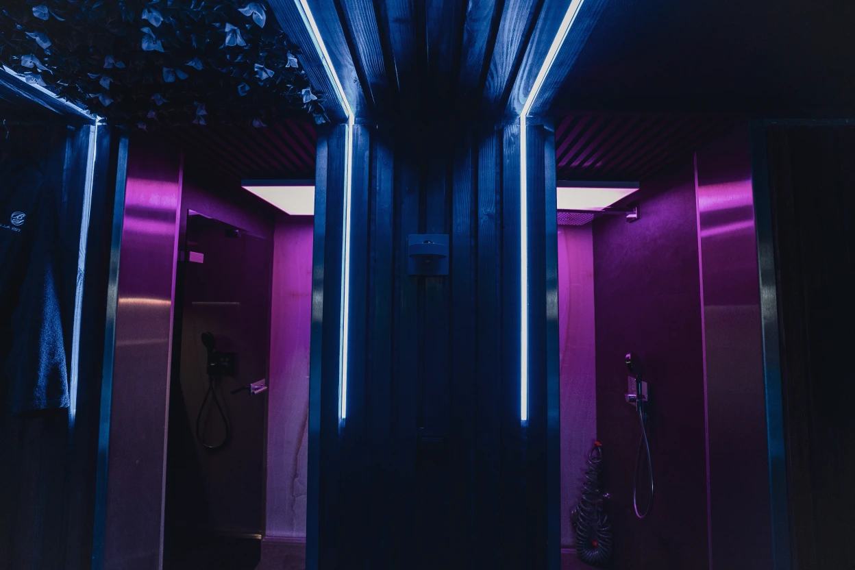 Das Bild zeigt die lila LED beleuchteten Duschen.