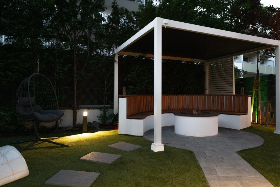 Bild des beleuchteten Pavillion bei Nacht.