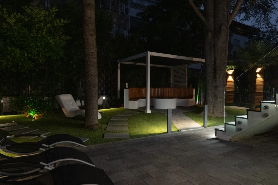 Bild des beleuchteten Gartens bei Nacht