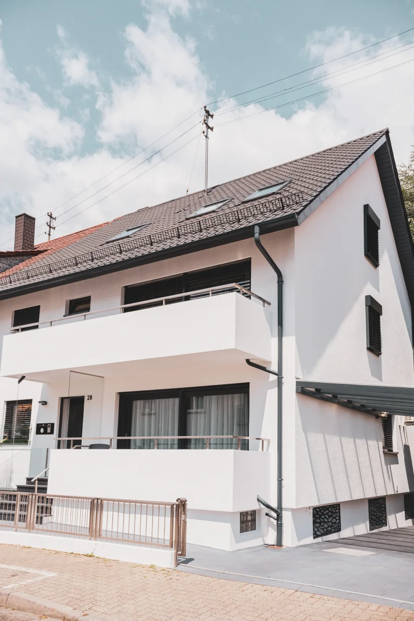 Bild des vierstückigen Hauses. Zu sehen sind 2 Balkone.