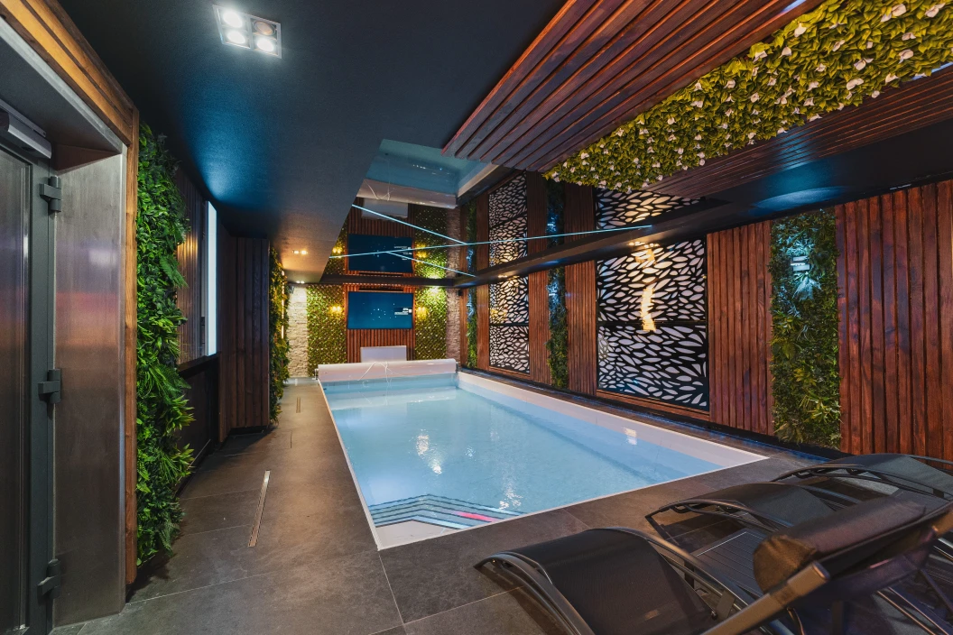 Ferienwohnung in der Heidelberger Altstadt von BS Suites, mit großem Doppelbett, Dachschräge und Stühlen 